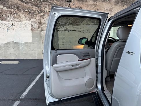 Used 2014 GMC Yukon XL SLT w/ SLT-2 Equipment Package AWD/4WD image 19