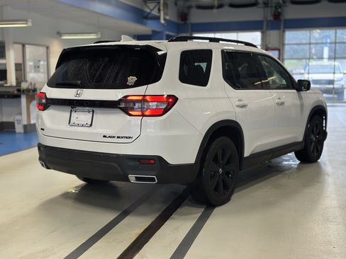 Used 2025 Honda Pilot Black Edition image 4
