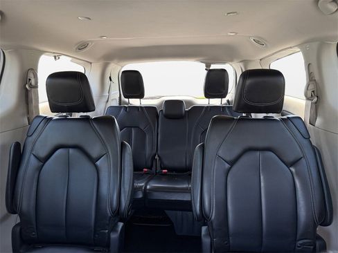 Certified 2023 Chrysler Pacifica Touring-L image 30