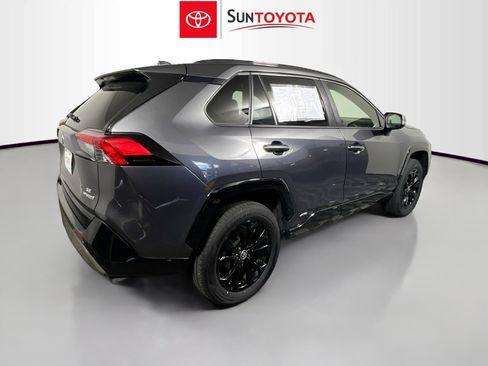 Used 2022 Toyota RAV4 SE image 4