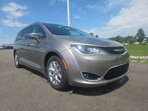 Used 2018 Chrysler Pacifica Limited w/ Advanced Safetytec Group FWD image 1