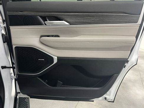 Used 2024 Jeep Wagoneer Series II w/ Flexible Seating Group image 22