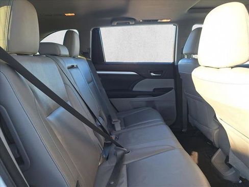 Used 2014 Toyota Highlander XLE image 17