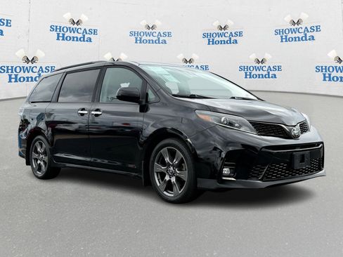 Used 2020 Toyota Sienna SE image 10