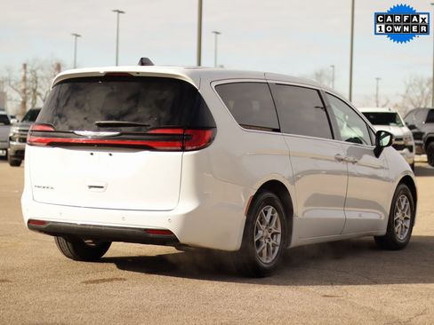 Used 2024 Chrysler Pacifica Touring-L image 7