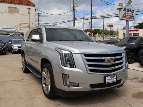 Used 2017 Cadillac Escalade Luxury RWD image 1