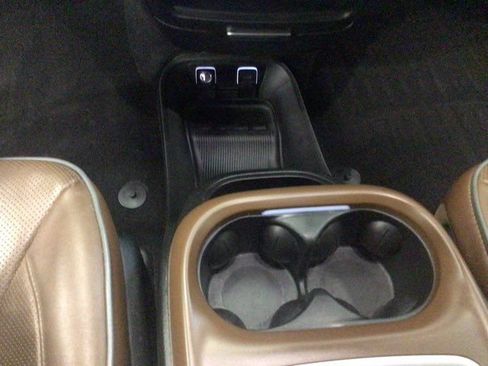 Used 2018 Chrysler Pacifica Limited w/ Tire & Wheel Group FWD image 20