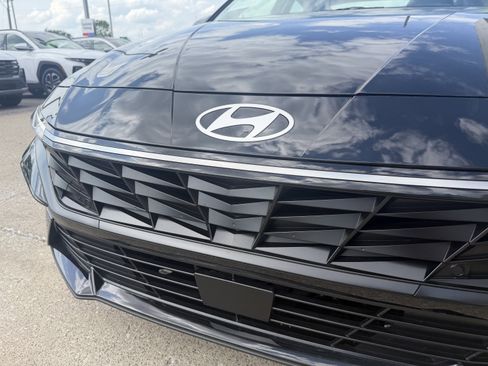 Certified 2025 Hyundai Elantra Limited FWD image 14