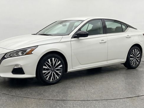 Used 2025 Nissan Altima 2.5 SV FWD image 3