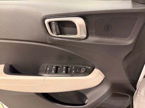 Used 2025 Hyundai Venue SEL FWD image 13