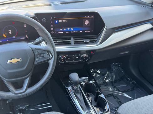 Used 2025 Chevrolet Trax LT FWD image 16