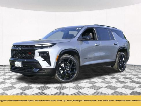 Used 2025 Chevrolet Traverse RS image 2