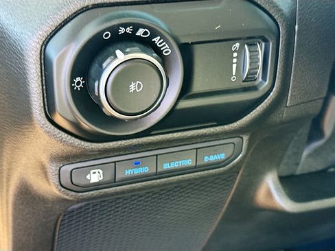 Used 2023 Jeep Wrangler Unlimited Sahara AWD/4WD image 12