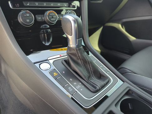 Used 2017 Volkswagen Golf R 4-Door image 33