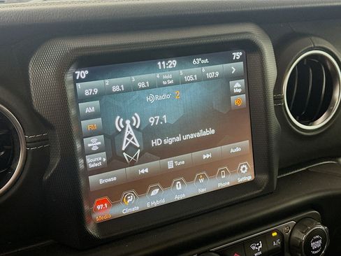 Used 2022 Jeep Wrangler Unlimited Sahara AWD/4WD image 19