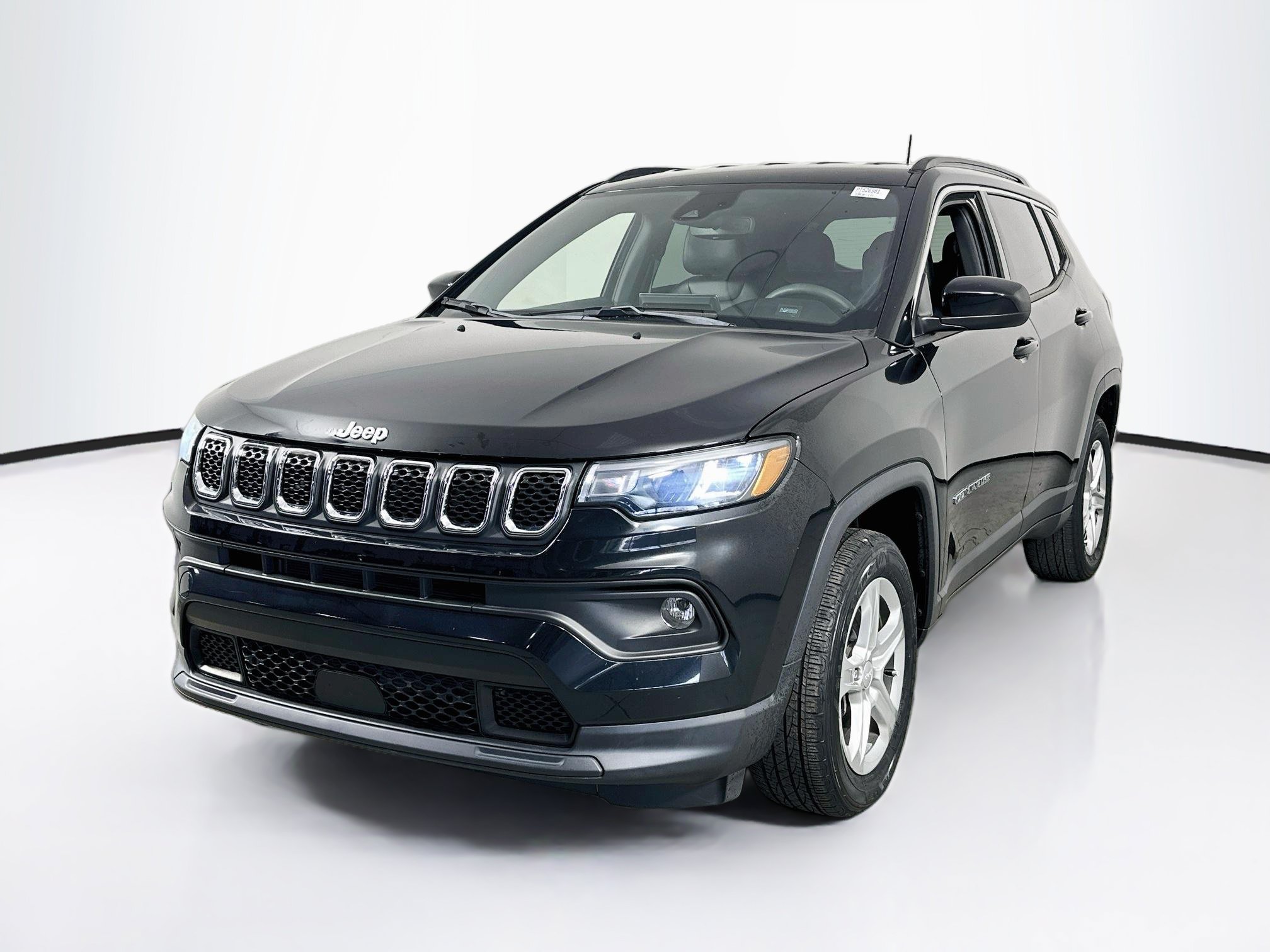 Used 2023 Jeep Compass Latitude AWD/4WD image 1
