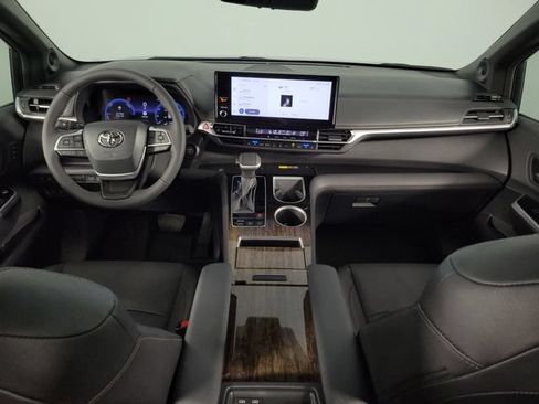 Used 2026 Toyota Sienna Limited FWD image 28