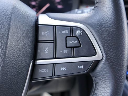 Used 2025 Toyota Sienna XLE FWD image 15