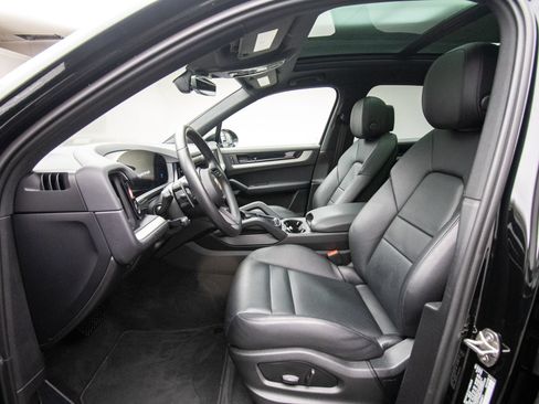 Used 2025 Porsche Cayenne AWD/4WD image 11