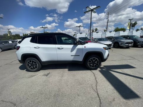 Used 2025 Jeep Compass Trailhawk AWD/4WD image 16