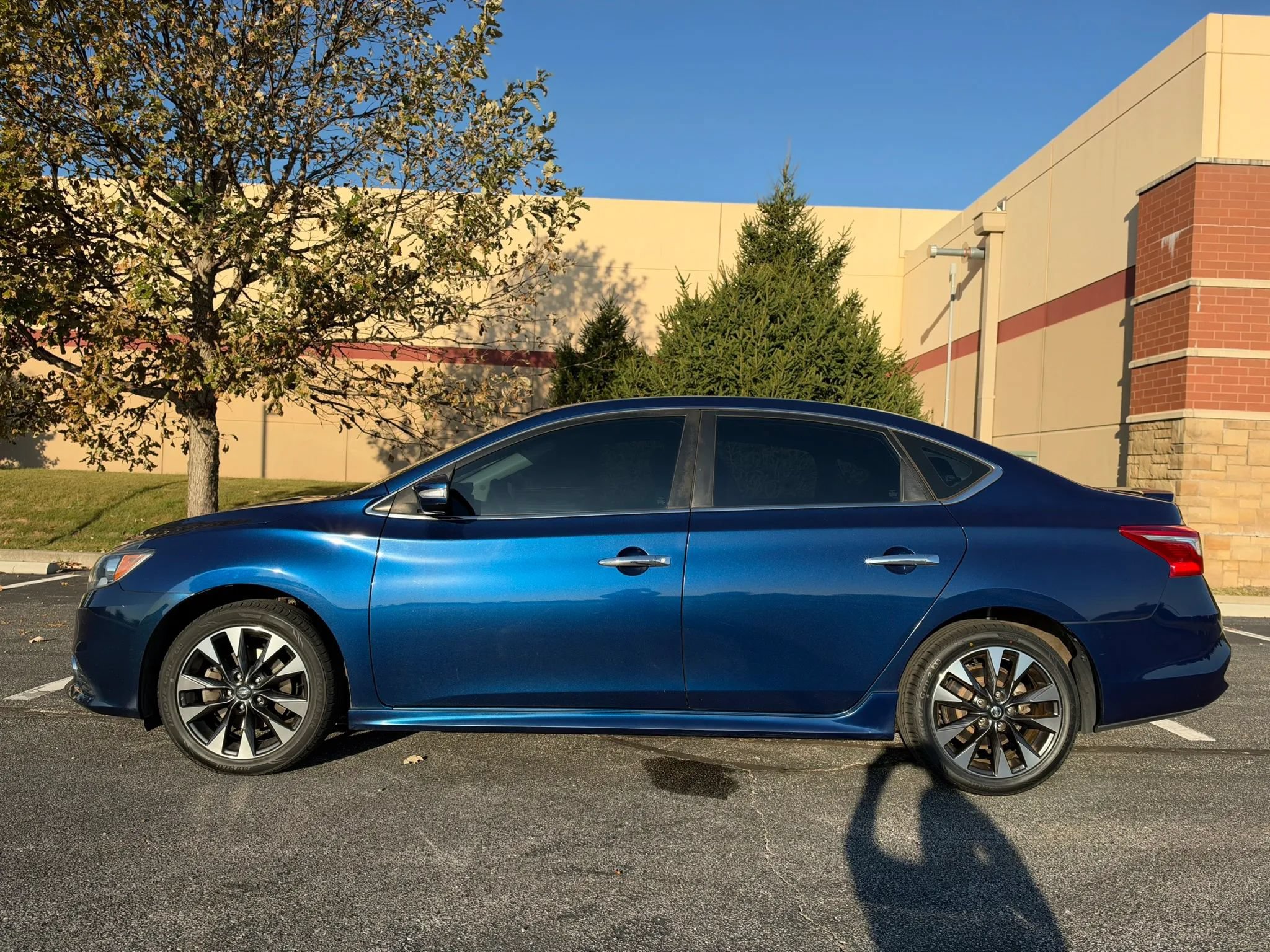 Used 2017 Nissan Sentra SR Turbo w/ SR Turbo Premium Package FWD image 2