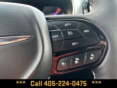 Used 2025 Chrysler Pacifica Limited FWD image 21