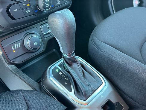 Used 2022 Jeep Renegade Latitude image 28