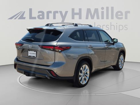 Certified 2026 Toyota Highlander Limited AWD/4WD image 5