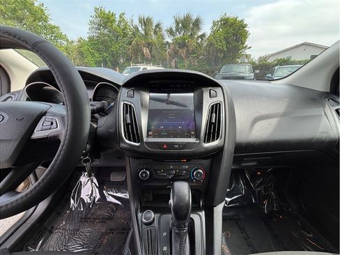 Used 2017 Ford Focus SE FWD image 11