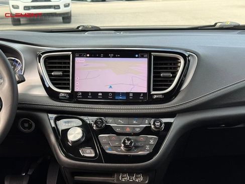 Used 2024 Chrysler Pacifica Limited FWD image 18