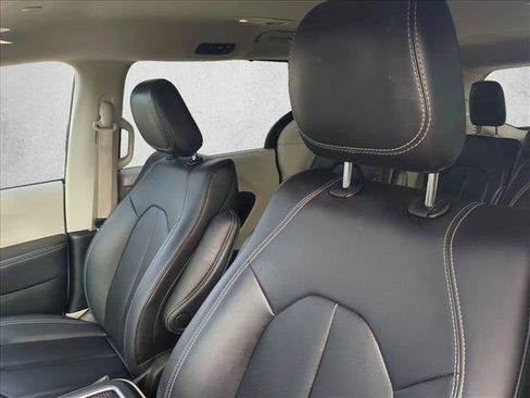 Used 2024 Chrysler Pacifica Touring-L image 15