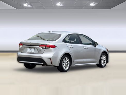 Used 2020 Toyota Corolla LE w/ LE Convenience Package FWD image 8