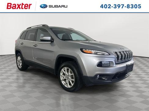 Used 2017 Jeep Cherokee Latitude FWD image 1