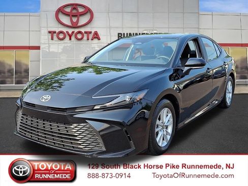 Used 2025 Toyota Camry LE FWD image 3