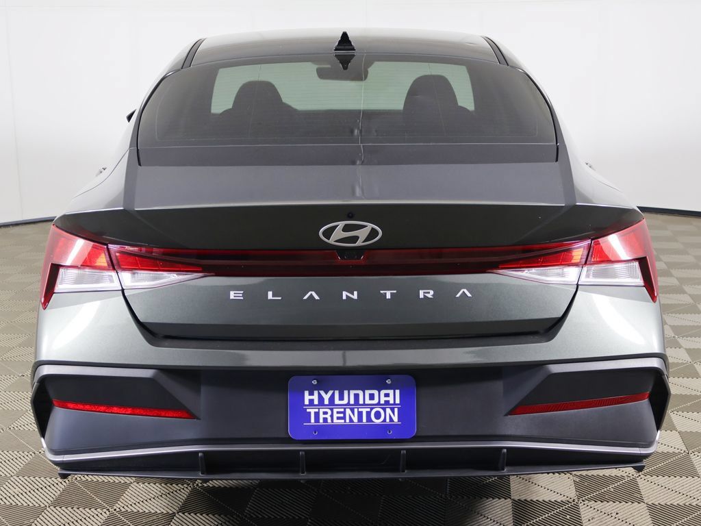 Used 2024 Hyundai Elantra SEL FWD image 11