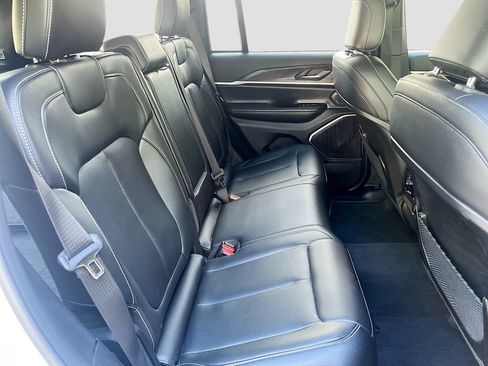 Used 2025 Jeep Grand Cherokee Limited AWD/4WD image 28