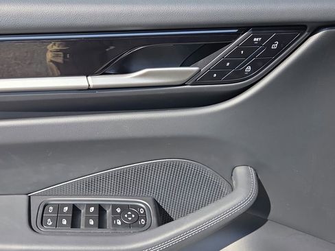 Certified 2025 Porsche Macan 4 Electric AWD/4WD image 7