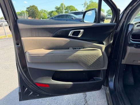 Used 2025 Kia Carnival LX FWD image 13