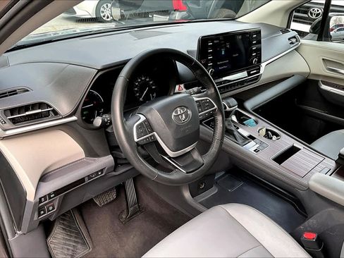 Certified 2024 Toyota Sienna XLE image 18