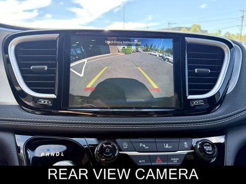 Used 2023 Chrysler Pacifica Touring-L w/ Uconnect Theater Family Group AWD/4WD image 35