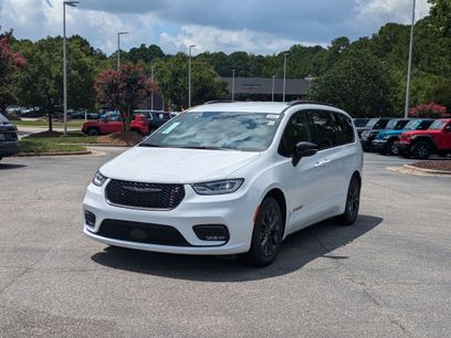New 2025 Chrysler Pacifica Select w/ Fav Edition Package
