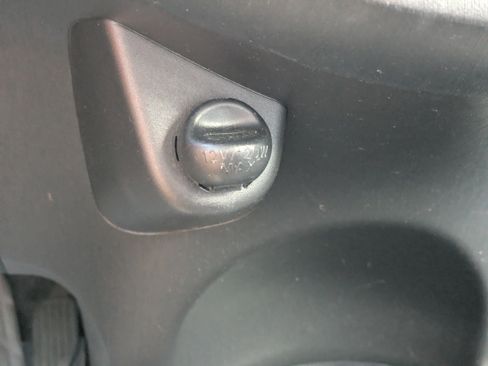 Used 2012 Toyota Yaris L image 25