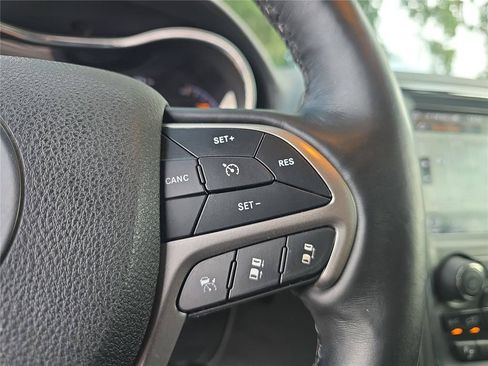 Used 2018 Jeep Grand Cherokee Overland AWD/4WD image 25