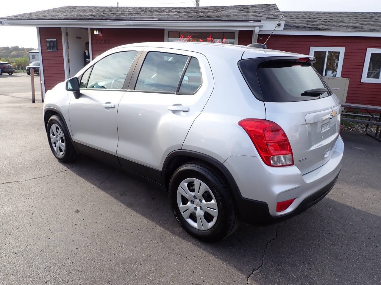 Used 2018 Chevrolet Trax LS FWD image 4
