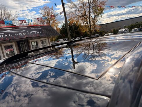 Used 2017 Land Rover Discovery HSE image 11