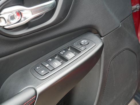 Used 2019 Jeep Cherokee Trailhawk w/ Cold Weather Group AWD/4WD image 15