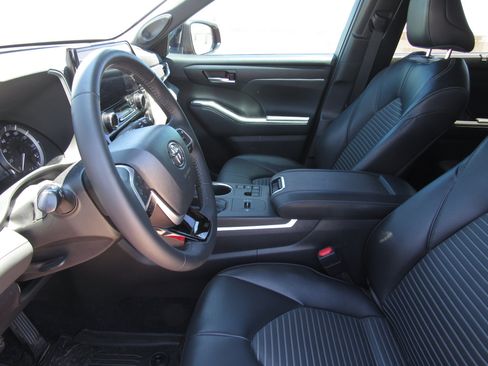 Used 2023 Toyota Highlander XSE FWD image 16