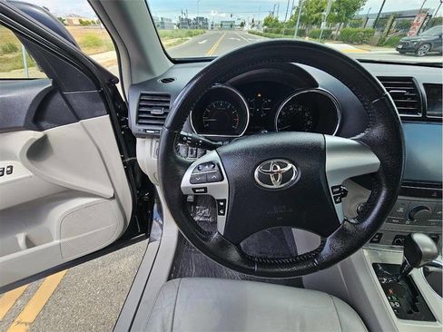 Used 2012 Toyota Highlander SE w/ Tow Pkg AWD/4WD image 25