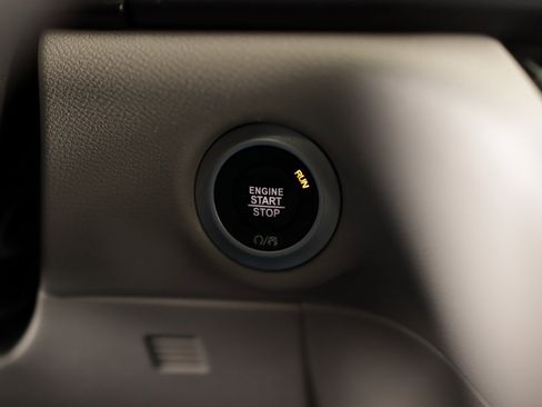 Used 2024 Chrysler Pacifica Touring-L image 16