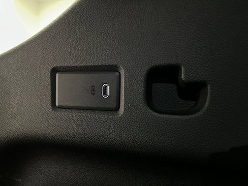 Used 2025 Chevrolet Suburban LT RWD image 24